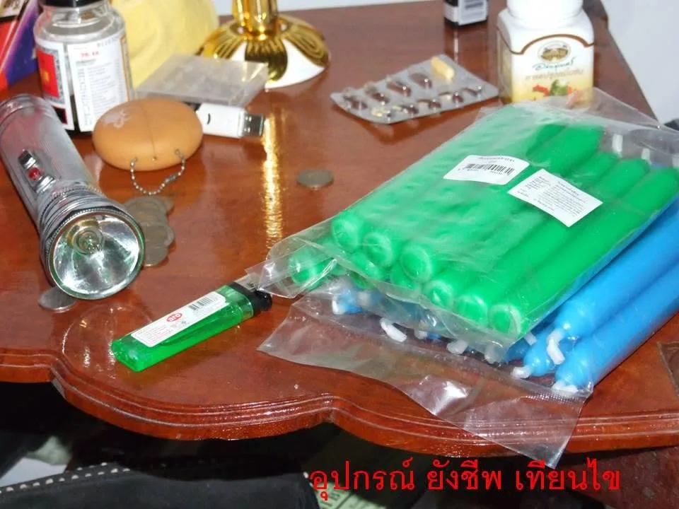 เทียนไข ไฟฉาย ไฟแช็ก และยาที่เตรียมไว้ช่วงน้ำท่วม