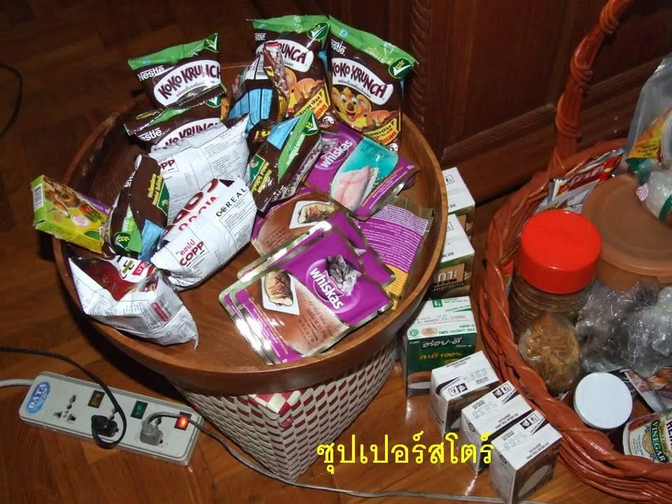 อาหารแห้ง ขนม และอาหารแมวที่ตุนไว้ในตะกร้า