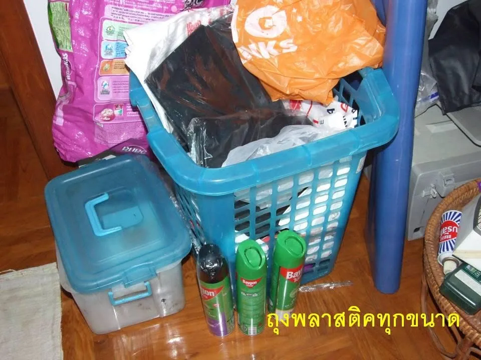 สเปรย์กันยุงและถุงพลาสติกหลายขนาดที่เตรียมไว้